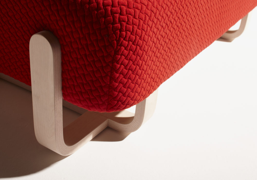 Banc Couple / Tissu rouge / Piétement bois / Design Thierry D'Istria / Editeur SOCA