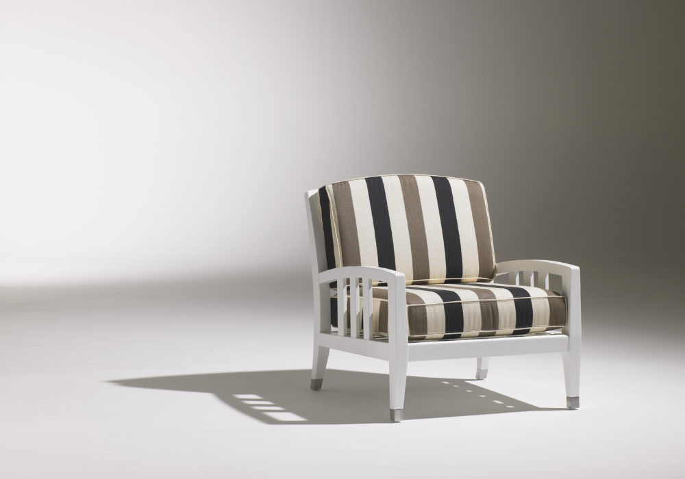 Chauffeuse Marly / fauteuil design contemporain / accoudoirs / structure en bois blanc / tissu rayé blanc noir marron / Designer Olivier Gagnère / Éditeur SOCA