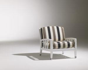 Chauffeuse Marly / fauteuil design contemporain / accoudoirs / structure en bois blanc / tissu rayé blanc noir marron / Designer Olivier Gagnère / Éditeur SOCA