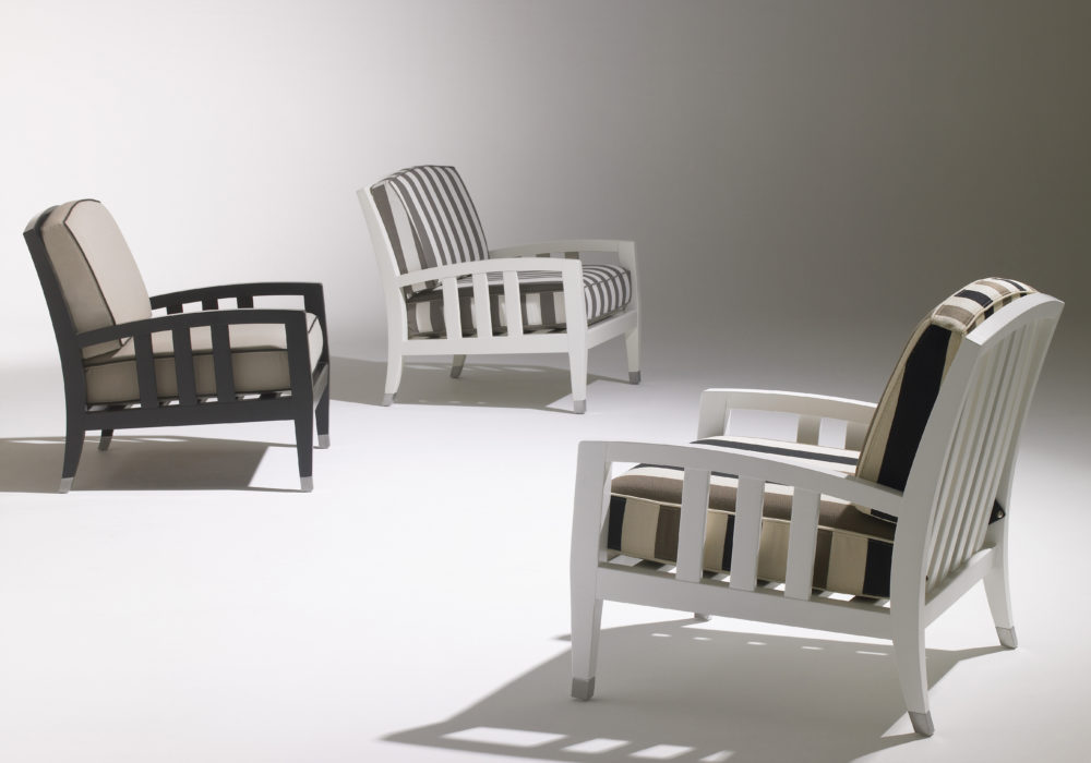 Chauffeuses Marly / fauteuils design contemporain / accoudoirs / structure en bois / tissu rayé blanc noir marron / Designer Olivier Gagnère / Éditeur SOCA