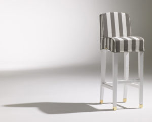 Chaise Haute Marly / Chaise de bar design / rayé blanc et gris / pieds en bois avec repose pied / détails en laiton / Designer Olivier Gagnère / Éditeur SOCA