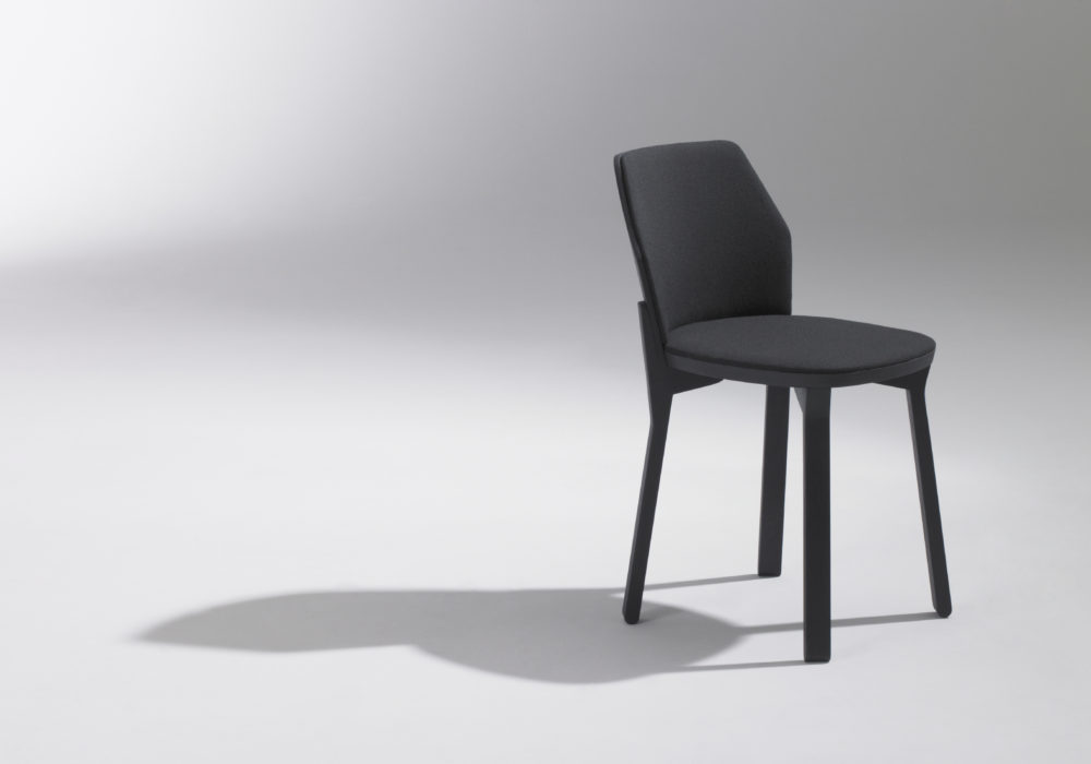 Chaise tapissée noire / design contemporain / chaise de restaurant bar / Designer Jérôme Gauthier / Éditeur SOCA