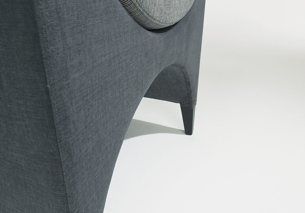Fauteuil design contemporain / tissu gris / accoudoirs / Designer Olivier Gagnère / Éditeur SOCA