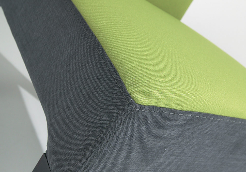 Gros plan chaise Caesar / verte et grise / assise et dossier garnis de mousse / chaise restaurant / Designer Olivier Gagnère / Éditeur SOCA