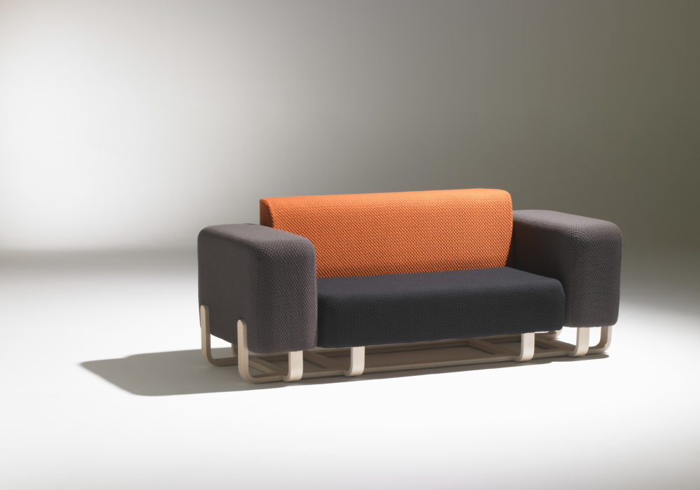 Canapé avec accoudoirs / orange gris / pieds en bois / design contemporain / SOCA / Thierry D'Istria