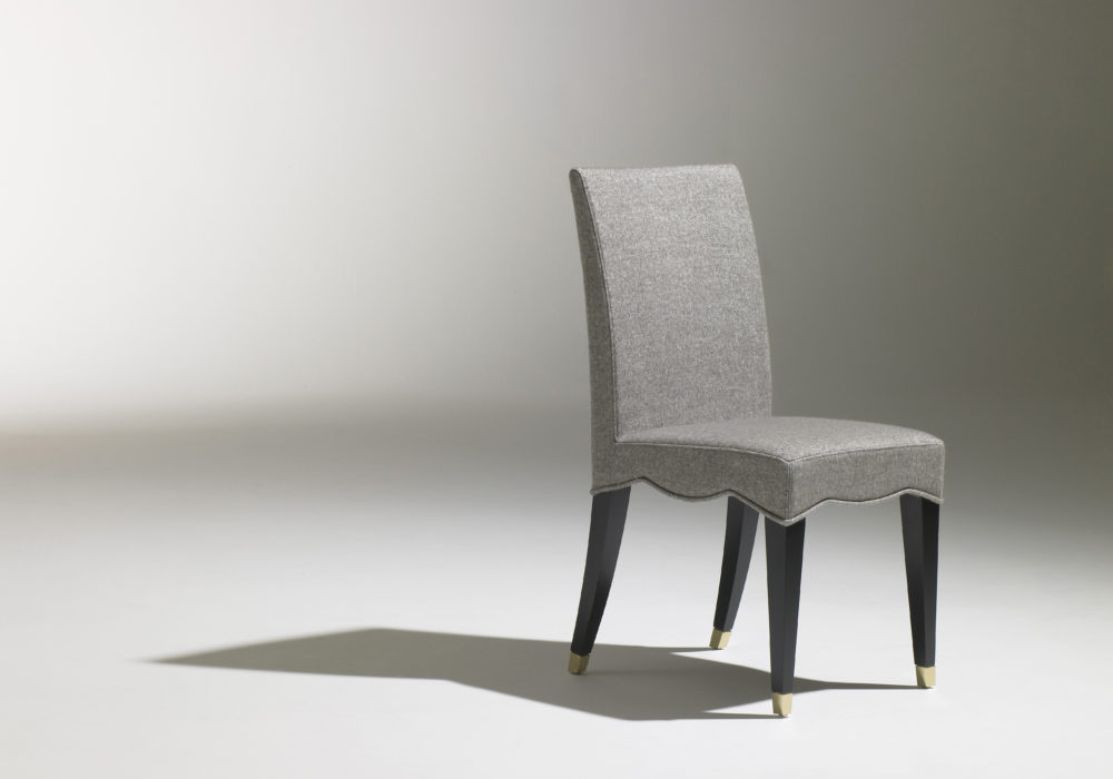 Chaise Café Marly / chaise de restaurant chic / design contemporain / revêtement tissu gris / 4 pieds en bois noir / sabots laiton / Designer Olivier Gagnère