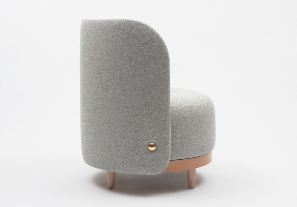 fauteuil Orecchino Margaux Keller assise ronde design tissu gris laiton pieds en bois Soca