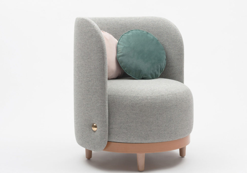 fauteuil Orecchino Margaux Keller assise ronde design tissu gris laiton pieds en bois Soca