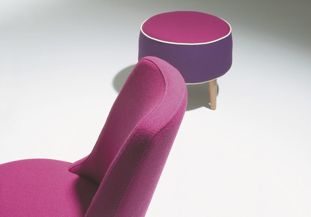 Chauffeuse et pouf Karla Mazo Petit fauteuil design dossier droit violet 4 pieds en bois Philippe Soffiotti Jérôme Gauthier SOCA