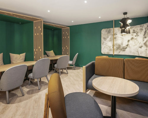 Salle de restaurant Novotel Blois / Mur vert