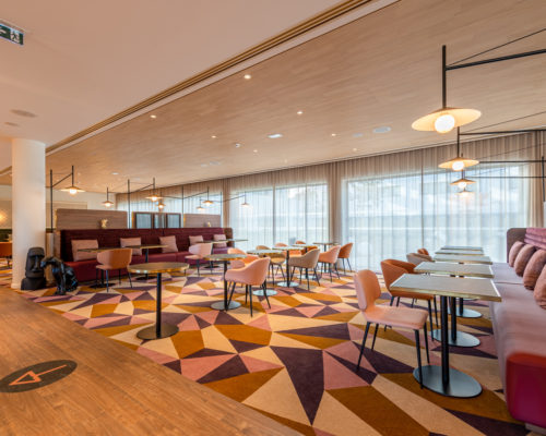 Salle de restaurant hôtel Hyatt roissy charles de gaulle / Table sur-mesure SOCA