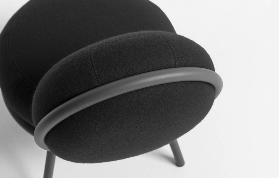 Petit fauteuil tapissé et métal - Chauffeuse Fan Club - Design : Thierry D'Istria