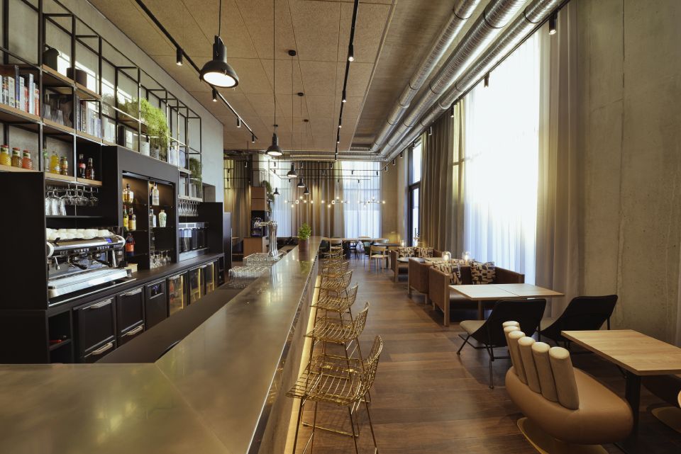 Salle de restaurant Bar Novotel Annemasse - fauteuils tables banquettes SOCA - Décor contemporain