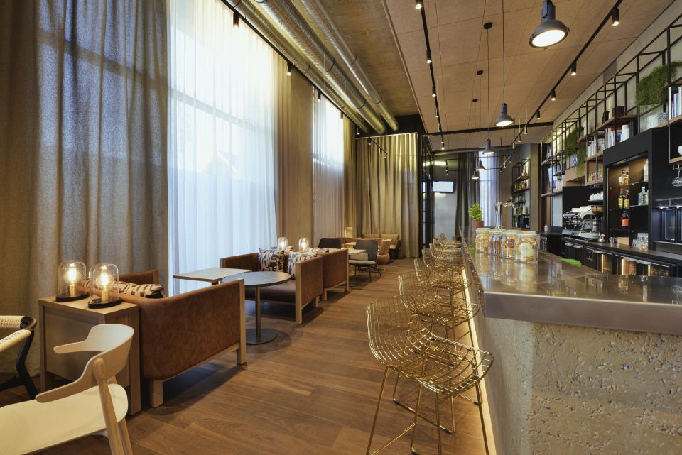 Salle de restaurant Bar Novotel Annemasse - fauteuils tables banquettes SOCA - Décor contemporain