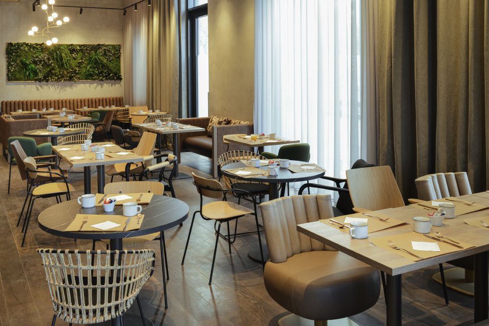 Salle de restaurant Novotel Annemasse - fauteuils tables banquettes SOCA - Décor contemporain